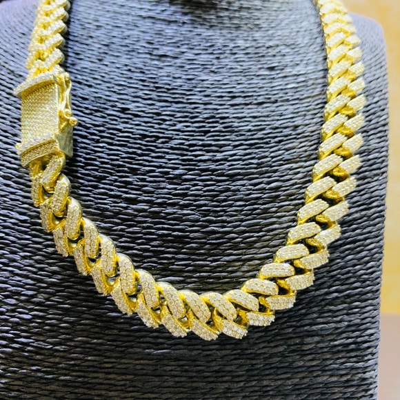 Solid Gold 10k (300g) &32.4ctw Diamond Cuban chain - Picture 3 of 4
